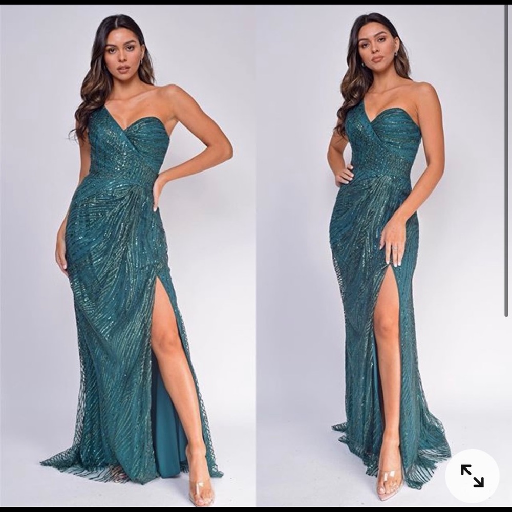 ⭕️SOLD⭕️Emerald Green One Shoulder Sequin Glitter